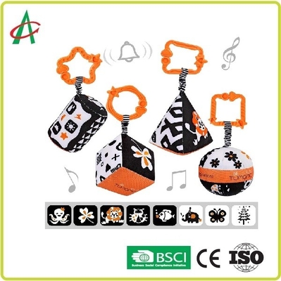 A forma do contraste alto ajusta o brinquedo do bebê, anéis do chocalho do luxuoso do carrinho de criança de bebê do banco de carro que penduram o brinquedo