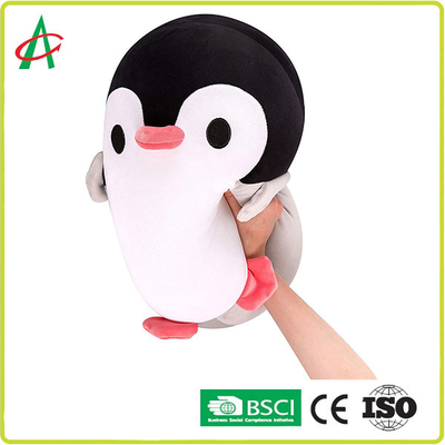 A pele longa da pilha encheu o brinquedo BSCI do pinguim certificado